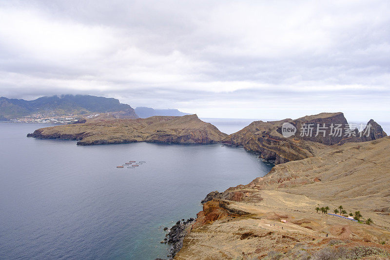 从Ponta do Furado在Ponta de S?o Louren?o半岛景观马德拉岛在一个阴天的夏天